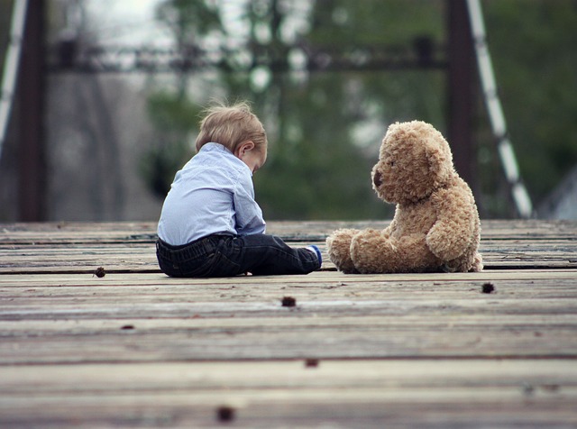 un bébé et son doudou