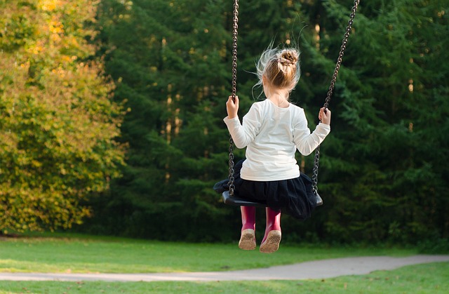 un enfant sur une balancoire