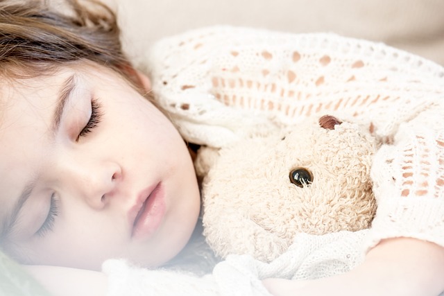 enfant avec un doudou